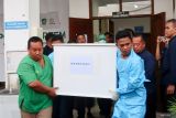 Petugas mengangkat peti jenazah Rido Anggoro korban Tenggelamnya KMP Tunu Pratama di RSUD Blambangan, Banyuwangi, Jawa Timur, Selasa (8/7/2025). Dua korban yang ditemukan Tim SAR gabungan berhasil diidentifikasi sebagai penumpang KMP Tunu Pratama Jaya yang tidak masuk kedalam manifest kapal yakni Rido Anggoro (29) warga Kabat Banyuwangi dan Muhammad Aris Setiawan (23) warga Babadan Wlingi, Blitar. Antara Jatim/Budi Candra Setya/um