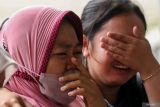 Keluarga Rido Anggoro korban Tenggelamnya KMP Tunu Pratama menjemput jenazah di RSUD Blambangan, Banyuwangi, Jawa Timur, Selasa (8/7/2025). Dua korban yang ditemukan Tim SAR gabungan berhasil diidentifikasi sebagai penumpang KMP Tunu Pratama Jaya yang tidak masuk kedalam manifest kapal yakni Rido Anggoro (29) warga Kabat Banyuwangi dan Muhammad Aris Setiawan (23) warga Babadan Wlingi, Blitar. Antara Jatim/Budi Candra Setya/um