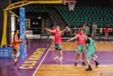 Sejumlah pebasket Timnas Putri Indonesia mengikuti sesi latihan di GOR Kertajaya Surabaya, Jawa Timur, Selasa (8/7/2025). Pemusatan latihan Timnas Basket Putri Indonesia tersebut diikuti oleh 12 pemain sebagai persiapan mengikuti FIBA Women Asia Cup 2025 Division A di China pada 13 Juli mendatang. Antara Jatim/Rizal Hanafi/um