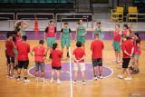 Sejumlah pebasket Timnas Putri Indonesia mengikuti sesi latihan di GOR Kertajaya Surabaya, Jawa Timur, Selasa (8/7/2025). Pemusatan latihan Timnas Basket Putri Indonesia tersebut diikuti oleh 12 pemain sebagai persiapan mengikuti FIBA Women Asia Cup 2025 Division A di China pada 13 Juli mendatang. Antara Jatim/Rizal Hanafi/um