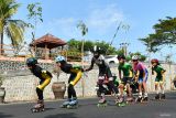 Peserta mengikuti latihan bersama sepatu roda di Taman Bantaran Kota Madiun, Jawa Tmur, Selasa (8/7/2025). Sekitar 100 anak pemain sepatu roda kelas pemula, standart, speed dari Madiun dan Ponorogo melakukan latihan bersama di tempat tersebut, selain untuk mengisi waktu libur sekolah juga persiapan mengikuti kejuaraan terbuka sepatu roda di tempat yang sama pada 19 Juli. Antara Jatim/Siswowidodo/um 