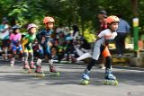 Peserta mengikuti latihan bersama sepatu roda di Taman Bantaran Kota Madiun, Jawa Tmur, Selasa (8/7/2025). Sekitar 100 anak pemain sepatu roda kelas pemula, standart, speed dari Madiun dan Ponorogo melakukan latihan bersama di tempat tersebut, selain untuk mengisi waktu libur sekolah juga persiapan mengikuti kejuaraan terbuka sepatu roda di tempat yang sama pada 19 Juli. Antara Jatim/Siswowidodo/um 