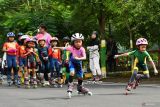 Peserta mengikuti latihan bersama sepatu roda di Taman Bantaran Kota Madiun, Jawa Tmur, Selasa (8/7/2025). Sekitar 100 anak pemain sepatu roda kelas pemula, standart, speed dari Madiun dan Ponorogo melakukan latihan bersama di tempat tersebut, selain untuk mengisi waktu libur sekolah juga persiapan mengikuti kejuaraan terbuka sepatu roda di tempat yang sama pada 19 Juli. Antara Jatim/Siswowidodo/um 