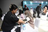 Warga menjalani pemeriksaan tensi saat berlangsungnya Peringatan Hari Kesatuan Gerak (HKG) Pemberdayaan dan Kesejahteraan Keluarga (PKK) ke-53 di Convention Hall Komplek GOR Kadrie Oening, Samarinda, Kalimantan Timur, Selasa (8/7/2025). Menurut data dari Tim Penggerak PKK Kalimantan Timur, tercatat 5.559 peserta telah memanfaatkan layanan kesehatan gratis meliputi deteksi dini kanker serviks melalui pemeriksaan HPV DNA dan IVA test, pemeriksaan gigi, kolesterol, hingga pemeriksaan mata dan pemberian 2.000 kacamata gratis. Antara Kaltim/M Risyal Hidayat