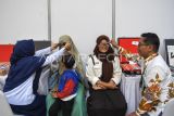 Warga menjalani pemeriksaan mata saat berlangsungnya Peringatan Hari Kesatuan Gerak (HKG) Pemberdayaan dan Kesejahteraan Keluarga (PKK) ke-53 di Convention Hall Komplek GOR Kadrie Oening, Samarinda, Kalimantan Timur, Selasa (8/7/2025). Menurut data dari Tim Penggerak PKK Kalimantan Timur, tercatat 5.559 peserta telah memanfaatkan layanan kesehatan gratis meliputi deteksi dini kanker serviks melalui pemeriksaan HPV DNA dan IVA test, pemeriksaan gigi, kolesterol, hingga pemeriksaan mata dan pemberian 2.000 kacamata gratis. Antara Kaltim/M Risyal Hidayat