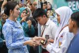 Istri Wakil Presiden Selvi Gibran Rakabuming Raka (kiri) memberikan kacamata gratis kepada perwakilan warga saat menghadiri Peringatan Hari Kesatuan Gerak (HKG) Pemberdayaan dan Kesejahteraan Keluarga (PKK) ke-53 di Convention Hall Komplek GOR Kadrie Oening, Samarinda, Kalimantan Timur, Selasa (8/7/2025). Kegiatan yang bertemakan Bergerak Bersama PKK Mewujudkan Asta Cita Menuju Indonesia Emas itu berlangsung di Samarinda dan Balikpapan hingga 11 Juli 2025. Antara Kaltim/M Risyal Hidayat