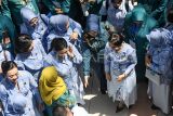 Istri Wakil Presiden Selvi Gibran Rakabuming Raka (kedua kanan) menyapa pengurus saat menghadiri Peringatan Hari Kesatuan Gerak (HKG) Pemberdayaan dan Kesejahteraan Keluarga (PKK) ke-53 di Convention Hall Komplek GOR Kadrie Oening, Samarinda, Kalimantan Timur, Selasa (8/7/2025). Kegiatan yang bertemakan Bergerak Bersama PKK Mewujudkan Asta Cita Menuju Indonesia Emas itu berlangsung di Samarinda dan Balikpapan hingga 11 Juli 2025. Antara Kaltim/M Risyal Hidayat