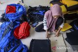 Pekerja mengukur tas sebelum dijahit di salah satu industri tas rumahan Desa Kadugenep, Kabupaten Serang, Banten, Senin (7/7/2025). Jelang tahun ajaran baru, industri tas rumahan tersebut memproduksi 400 tas per hari atau dua kali lipat dibandingkan hari biasa yang dijual Rp70 ribu per buah dan dipasarkan ke Jakarta, Tangerang, dan Depok. ANTARA FOTO/Muhammad Bagus Khoirunas/gp