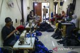 Pekerja menjahit tas di salah satu industri tas rumahan Desa Kadugenep, Kabupaten Serang, Banten, Senin (7/7/2025). Jelang tahun ajaran baru, industri tas rumahan tersebut memproduksi 400 tas per hari atau dua kali lipat dibandingkan hari biasa yang dijual Rp70 ribu per buah dan dipasarkan ke Jakarta, Tangerang, dan Depok. ANTARA FOTO/Muhammad Bagus Khoirunas/gp
