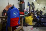 Pekerja menjahit tas di salah satu industri tas rumahan Desa Kadugenep, Kabupaten Serang, Banten, Senin (7/7/2025). Jelang tahun ajaran baru, industri tas rumahan tersebut memproduksi 400 tas per hari atau dua kali lipat dibandingkan hari biasa yang dijual Rp70 ribu per buah dan dipasarkan ke Jakarta, Tangerang, dan Depok. ANTARA FOTO/Muhammad Bagus Khoirunas/gp