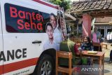 Petugas melayani warga yang mendaftar pemeriksaan kesehatan mobil klinik telemedicine di Desa Kurungkambing, Pandeglang, Banten, Selasa (8/7/2025). Pemerintah Provinsi Banten menghadirkan layanan mobil klinik pemeriksaan kesehatan gratis berbasis telemedicine untuk masyarakat yang tinggal di wilayah pelosok yang sulit dijangkau dan minim fasilitas kesehatan. ANTARA FOTO/Muhammad Bagus Khoirunas/gp