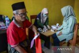 Petugas kesehatan melakukan skrining kesehatan kepada warga sebelum diperiksa di mobil klinik telemedicine di Desa Kurungkambing, Pandeglang, Banten, Selasa (8/7/2025). Pemerintah Provinsi Banten menghadirkan layanan mobil klinik pemeriksaan kesehatan gratis berbasis telemedicine untuk masyarakat yang tinggal di wilayah pelosok yang sulit dijangkau dan minim fasilitas kesehatan. ANTARA FOTO/Muhammad Bagus Khoirunas/gp