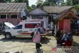 Sejumlah warga antre untuk mengikuti pemeriksaan kesehatan di mobil klinik telemedicine di Desa Kurungkambing, Pandeglang, Banten, Selasa (8/7/2025). Pemerintah Provinsi Banten menghadirkan layanan mobil klinik pemeriksaan kesehatan gratis berbasis telemedicine untuk masyarakat yang tinggal di wilayah pelosok yang sulit dijangkau dan minim fasilitas kesehatan. ANTARA FOTO/Muhammad Bagus Khoirunas/gp