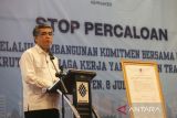 Menteri Ketenagakerjaan Yassierli menyampaikan sambutan saat menghadiri kampanye dan deklarasi Setop Percaloan di Kawasan Industri Modern Cikande, Kabupaten Serang, Banten, Selasa (8/7/2025). Menteri Ketenagakerjaan Yassierli menegaskan pentingnya komitmen bersama seluruh pihak dalam menghentikan praktik percaloan tenaga kerja yang masih kerap ditemukan di kawasan industri sebagai upaya Kementerian Ketenagakerjaan membangun ekosistem ketenagakerjaan yang lebih sehat dan transparan. ANTARA FOTO/Angga Budhiyanto/gp