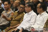 Menteri Ketenagakerjaan Yassierli (kedua kanan) berbincang dengan Gubernur Banten Andra Soni (kedua kiri) disaksikan Wakil Menteri Ketenagakerjaan Immanuel Ebenezer (kanan) dan Kapolda Banten Irjen Pol Suyudi Ario Seto (kiri) saat menghadiri kampanye dan deklarasi Setop Percaloan di Kawasan Industri Modern Cikande, Kabupaten Serang, Banten, Selasa (8/7/2025). Menteri Ketenagakerjaan Yassierli menegaskan pentingnya komitmen bersama seluruh pihak dalam menghentikan praktik percaloan tenaga kerja yang masih kerap ditemukan di kawasan industri sebagai upaya Kementerian Ketenagakerjaan membangun ekosistem ketenagakerjaan yang lebih sehat dan transparan. ANTARA FOTO/Angga Budhiyanto/gp