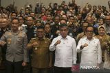 Menteri Ketenagakerjaan Yassierli (depan kedua kanan) didampingi Wakil Menteri Ketenagakerjaan Immanuel Ebenezer (depan kanan), Gubernur Banten Andra Soni (depan kedua kiri), dan Kapolda Banten Irjen Pol Suyudi Ario Seto (depan kiri) berfoto bersama saat menghadiri kampanye dan deklarasi Setop Percaloan di Kawasan Industri Modern Cikande, Kabupaten Serang, Banten, Selasa (8/7/2025). Menteri Ketenagakerjaan Yassierli menegaskan pentingnya komitmen bersama seluruh pihak dalam menghentikan praktik percaloan tenaga kerja yang masih kerap ditemukan di kawasan industri sebagai upaya Kementerian Ketenagakerjaan membangun ekosistem ketenagakerjaan yang lebih sehat dan transparan. ANTARA FOTO/Angga Budhiyanto