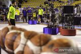 Peserta mengoperasikan robot basket saat pertandingan Kontes Robot ABU (KRAI) 2025 di Kampus ITB Jatinangor, Sumedang, Jawa Barat, Selasa (8/7/2025). Sebanyak 24 Tim mahasiswa dari berbagai perguruan tinggi di Indonesia beradu ketangkasan robot bermain basket ntuk memperebutkan juara yang nantinya akan mewakili Indonesia di ajang International ABU Asia-Pacific Robocon 2025 di Ulan Bator, Mongolia, Agustus mendatang. ANTARA FOTO/Novrian Arbi/agr
