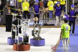 Peserta mengoperasikan robot basket saat pertandingan Kontes Robot ABU (KRAI) 2025 di Kampus ITB Jatinangor, Sumedang, Jawa Barat, Selasa (8/7/2025). Sebanyak 24 Tim mahasiswa dari berbagai perguruan tinggi di Indonesia beradu ketangkasan robot bermain basket ntuk memperebutkan juara yang nantinya akan mewakili Indonesia di ajang International ABU Asia-Pacific Robocon 2025 di Ulan Bator, Mongolia, Agustus mendatang. ANTARA FOTO/Novrian Arbi/agr
