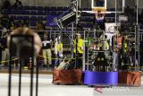 Peserta mengoperasikan robot basket saat pertandingan Kontes Robot ABU (KRAI) 2025 di Kampus ITB Jatinangor, Sumedang, Jawa Barat, Selasa (8/7/2025). Sebanyak 24 Tim mahasiswa dari berbagai perguruan tinggi di Indonesia beradu ketangkasan robot bermain basket ntuk memperebutkan juara yang nantinya akan mewakili Indonesia di ajang International ABU Asia-Pacific Robocon 2025 di Ulan Bator, Mongolia, Agustus mendatang. ANTARA FOTO/Novrian Arbi/agr
