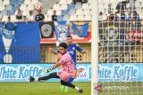 Penjaga gawang Liga Indonesia All Star Kartika Ajie (kiri) menahan bola dari pesepak bola Arema FC Paulo Roberto (kanan) saat pertandingan Piala Presiden Grup A di Stadion Si Jalak Harupat, Bandung, Jawa Barat, Selasa (8/7/2025). Pertandingan tersebut berakhir imbang dengan skor 2-2. ANTARA FOTO/Raisan Al Farisi/agr