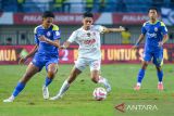 Pesepak bola Liga Indonesia All Star Septian David Maulana (tengah) berebut bola dengan pesepak bola Arema FC Julian Figo Ramadani (kiri) saat pertandingan Piala Presiden Grup A di Stadion Si Jalak Harupat, Bandung, Jawa Barat, Selasa (8/7/2025). Pertandingan tersebut berakhir imbang dengan skor 2-2. ANTARA FOTO/Raisan Al Farisi/agr