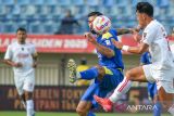 Pesepak bola Liga Indonesia All Star Eksel Runtukahu (kanan) berebut bola dengan pesepak bola Arema FC Julian Munoz (kiri) saat pertandingan Piala Presiden Grup A di Stadion Si Jalak Harupat, Bandung, Jawa Barat, Selasa (8/7/2025). Pertandingan tersebut berakhir imbang dengan skor 2-2. ANTARA FOTO/Raisan Al Farisi/agr