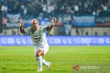 Pesepak bola Persib Bandung William Moreira melakukan seleberasi usai mencetak gol ke gawang Dewa United saat pertandingan Piala Presiden Grup B di Stadion Si Jalak Harupat, Bandung, Jawa Barat, Selasa (8/7/2025). Pertandingan tersebut berakhir imbang dengan skor 1-1. ANTARA FOTO/Raisan Al Farisi/agr