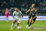 Pesepak bola Persib Bandung Wiliam Moreira (kiri) berebut bola dengan pesepak bola Dewa United Theo Bartolomey (kanan) saat pertandingan Piala Presiden Grup B di Stadion Si Jalak Harupat, Bandung, Jawa Barat, Selasa (8/7/2025). Pertandingan tersebut berakhir imbang dengan skor 1-1. ANTARA FOTO/Raisan Al Farisi/agr