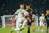 Pesepak bola Persib Bandung Ferdiansyah (kiri) berebut bola dengan pesepak bola Dewa United Edo Febriansyah (kanan) saat pertandingan Piala Presiden Grup B di Stadion Si Jalak Harupat, Bandung, Jawa Barat, Selasa (8/7/2025). Pertandingan tersebut berakhir imbang dengan skor 1-1. ANTARA FOTO/Raisan Al Farisi/agr