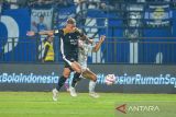 Pesepak bola Persib Bandung Zulkifli Lukmansyah (kanan) berebut bola dengan pesepak bola Dewa United Cassino Fernando (kiri) saat pertandingan Piala Presiden Grup B di Stadion Si Jalak Harupat, Bandung, Jawa Barat, Selasa (8/7/2025). Pertandingan tersebut berakhir imbang dengan skor 1-1. ANTARA FOTO/Raisan Al Farisi/agr