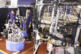 Mahasiswa melakukan uji teknis tenologi robot basket saat Kontes Robot ABU (KRAI) 2025 di Kampus ITB Jatinangor, Sumedang, Jawa Barat, Selasa (8/7/2025). Badan Riset dan Inovasi Nasional (BRIN) mengungkapkan adanya potensi besar dalam riset di bidang robotika cerdas untuk penerapan yang luas di berbagai sektor seperti bidang kesehatan, pertahanan dan keamanan, eksplorasi lingkungan hingga SAR dengan terus mendorong kolaborasi riset lintas disiplin maupun lintas instansi guna kemajuan teknologi Indonesia. ANTARA FOTO/Novrian Arbi/agr
