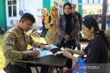Petugas Badan Pendapatan Daerah (Bapenda) Kalbar memeriksa berkas warga yang mengurus pembayaran pajak kendaraan dalam kegiatan Samsat Goes to Kecamatan (Gokatan) di Kantor Camat Pontianak Selatan, Kalimantan Barat, Selasa (8/7/2025). Samsat Gokatan merupakan inovasi layanan publik yang diselenggarakan UPT PPD Pontianak Wilayah I Bapenda Provinsi Kalbar untuk memudahkan masyarakat membayar pajak kendaraan melalui sistem jemput bola disertai fasilitas bebas denda serta pemberian diskon antara 5-50 persen. ANTARA FOTO/Jessica Wuysang