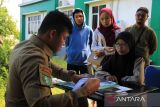 Petugas Badan Pendapatan Daerah (Bapenda) Kalbar memeriksa berkas warga yang mengurus pembayaran pajak kendaraan dalam kegiatan Samsat Goes to Kecamatan (Gokatan) di Kantor Camat Pontianak Selatan, Kalimantan Barat, Selasa (8/7/2025). Samsat Gokatan merupakan inovasi layanan publik yang diselenggarakan UPT PPD Pontianak Wilayah I Bapenda Provinsi Kalbar untuk memudahkan masyarakat membayar pajak kendaraan melalui sistem jemput bola disertai fasilitas bebas denda serta pemberian diskon antara 5-50 persen. ANTARA FOTO/Jessica Wuysang