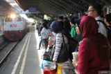 Rangkaian kereta api tiba di Stasiun Surabaya Gubeng, Surabaya, Jawa Timur, Selasa (8/7/2025). PT Kereta Api Indonesia (KAI) Group mencatat pada semester I 2025 telah melayani sebanyak 240.906.117 penumpang, atau meningkat sebesar 8,9 persen dibandingkan dengan periode yang sama pada tahun 2024 yang tercatat sebanyak 221.206.520 penumpang. ANTARA Jatim/Didik Suhartono/mas.