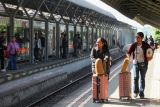 Sejumlah penumpang berjalan menuju pintu keluar usai turun dari gerbong kereta api di Stasiun Surabaya Gubeng, Surabaya, Jawa Timur, Selasa (8/7/2025). PT Kereta Api Indonesia (KAI) Group mencatat pada semester I 2025 telah melayani sebanyak 240.906.117 penumpang, atau meningkat sebesar 8,9 persen dibandingkan dengan periode yang sama pada tahun 2024 yang tercatat sebanyak 221.206.520 penumpang. ANTARA Jatim/Didik Suhartono/mas.