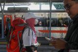 Penumpang berjalan menuju gerbong kereta api di Stasiun Surabaya Gubeng, Surabaya, Jawa Timur, Selasa (8/7/2025). PT Kereta Api Indonesia (KAI) Group mencatat pada semester I 2025 telah melayani sebanyak 240.906.117 penumpang, atau meningkat sebesar 8,9 persen dibandingkan dengan periode yang sama pada tahun 2024 yang tercatat sebanyak 221.206.520 penumpang. ANTARA Jatim/Didik Suhartono/mas.
