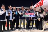 Sejumlah petugas bandara dan Panitia Penyelenggara Ibadah Haji (PPIH) Debarkasi Banjarmasin memegang poster bertuliskan kalimat penyambutan kepulangan jamaah haji Kelompok Terbang (Kloter) 13 atau terakhir yang terdiri dari 425 orang asal Debarkasi Banjarmasin di Bandara Syamsudin Noor Banjarmasin, Banjarbaru, Provinsi Kalimantan Selatan (Kalsel), Selasa (8/7/2025). PPIH Debarkasi Banjarmasin mencatat 5.487 jamaah termasuk petugas haji telah kembali ke tanah air yang berasal dari Provinsi Kalsel dan Kalimantan Tengah (Kalteng), sedangkan 13 jamaah dinyatakan wafat dan dua jamaah masih di Arab Saudi. ANTARA/HO-PPIH Debarkasi Banjarmasin