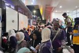 Jamaah haji Kelompok Terbang (Kloter) 13 atau terakhir yang terdiri dari 425 orang asal Debarkasi Banjarmasin hendak menumpang bus angkutan haji menuju Asrama Haji Banjarbaru usai tiba mendarat di Bandara Syamsudin Noor Banjarmasin, Banjarbaru, Provinsi Kalimantan Selatan (Kalsel), Selasa (8/7/2025). Panitia Penyelenggara Ibadah Haji (PPIH) Debarkasi Banjarmasin mencatat 5.487 jamaah termasuk petugas haji telah kembali ke tanah air yang berasal dari Provinsi Kalsel dan Kalimantan Tengah (Kalteng), sedangkan 13 jamaah dinyatakan wafat dan dua jamaah masih di Arab Saudi. ANTARA/HO-PPIH Debarkasi Banjarmasin
