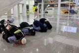 Panitia Penyelenggara Ibadah Haji (PPIH) Debarkasi Banjarmasin melakukan sujud syukur usai membimbing jamaah haji Kelompok Terbang (Kloter) 13 atau terakhir yang berjumlah 425 orang saat tiba di Bandara Syamsudin Noor Banjarmasin, Banjarbaru, Provinsi Kalimantan Selatan (Kalsel), Selasa (8/7/2025). PPIH Debarkasi Banjarmasin mencatat 5.487 jamaah termasuk petugas haji telah kembali ke tanah air yang berasal dari Provinsi Kalsel dan Kalimantan Tengah (Kalteng), sedangkan 13 jamaah dinyatakan wafat dan dua jamaah masih di Arab Saudi. ANTARA/HO-PPIH Debarkasi Banjarmasin