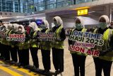 Sejumlah petugas bandara memegang kertas bertuliskan kalimat penyambutan kepulangan jamaah haji Kelompok Terbang (Kloter) 13 atau terakhir yang terdiri dari 425 orang asal Debarkasi Banjarmasin di Bandara Syamsudin Noor Banjarmasin, Banjarbaru, Provinsi Kalimantan Selatan (Kalsel), Selasa (8/7/2025). Panitia Penyelenggara Ibadah Haji (PPIH) Debarkasi Banjarmasin mencatat 5.487 jamaah termasuk petugas haji telah kembali ke tanah air yang berasal dari Provinsi Kalsel dan Kalimantan Tengah (Kalteng), sedangkan 13 jamaah dinyatakan wafat dan dua jamaah masih di Arab Saudi. ANTARA/HO-PPIH Debarkasi Banjarmasin