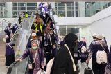 Jamaah haji Kelompok Terbang (Kloter) 13 atau terakhir yang terdiri dari 425 orang asal Debarkasi Banjarmasin berjalan menggunakan eskalator saat tiba di Bandara Syamsudin Noor Banjarmasin, Banjarbaru, Provinsi Kalimantan Selatan (Kalsel), Selasa (8/7/2025). Panitia Penyelenggara Ibadah Haji (PPIH) Debarkasi Banjarmasin mencatat 5.487 jamaah termasuk petugas haji telah kembali ke tanah air yang berasal dari Provinsi Kalsel dan Kalimantan Tengah (Kalteng), sedangkan 13 jamaah dinyatakan wafat dan dua jamaah masih di Arab Saudi. ANTARA/HO-PPIH Debarkasi Banjarmasin