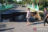 Warga Bertais minta pemda perbaiki jalan amblas dampak banjir di Mataram