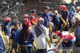 Puluhan relawan PMI NTB bersihkan sampah pascabanjir di Mataram