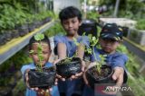 Anak-anak menunjukkan bibit tanaman seledri saat edukasi urban farming di KWT Gemas Implan, Jatiuwung, Kota Tangerang, Banten,Â Rabu (9/7/2025). Kegiatan tersebut untuk mengedukasi anak-anak dalam memahami siklus hidup tanaman dan menumbuhkan kepedulian terhadap pelestarian lingkungan. ANTARA FOTO/Putra M. Akbar/gp