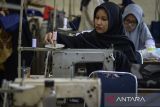 Peserta belajar menjahit saat mengikuti pelatihan di Balai Latihan Kerja (BLK) Cibodas, Kota Tangerang, Banten,Â Rabu (9/7/2025). Pemerintah melalui Kementerian Tenaga Kerja dan Kementerian Sosial akan mengintegrasikan pemanfaatan BLK yang tersebar di berbagai daerah dengan pelaksanaan sekolah rakyat untuk mengakomodasi minat siswa serta kebutuhan dunia kerja melalui pendekatan praktis dan bersertifikat. ANTARA FOTO/Putra M. Akbar/gp