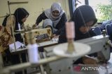 Instruktur mengajarkan cara menjahit kepada peserta saat pelatihan di Balai Latihan Kerja (BLK) Cibodas, Kota Tangerang, Banten,Â Rabu (9/7/2025). Pemerintah melalui Kementerian Tenaga Kerja dan Kementerian Sosial akan mengintegrasikan pemanfaatan BLK yang tersebar di berbagai daerah dengan pelaksanaan sekolah rakyat untuk mengakomodasi minat siswa serta kebutuhan dunia kerja melalui pendekatan praktis dan bersertifikat. ANTARA FOTO/Putra M. Akbar/gp