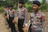 Sejumlah polisi membawa caping saat acara penanaman jagung serentak kuartal III di Lahan Perhutanan Sosial, Kampung Pipitan, Walantaka, Kota Serang, Banten, Rabu (9/7/2025). Polda Banten menggelar kegiatan penanaman bibit jagung jenis hibrida BISI-18 secara serentak di seluruh Polres jajaran Polda Banten di 93 lokasi dengan total luas lahan mencapai 115,76 hektare sebagai upaya mendukung ketahanan pangan nasional. ANTARA FOTO/Angga Budhiyanto/gp
