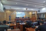 Anggota DPRD Kota Banjarbaru mengikuti Rapat Paripurna Pndangan Umum Fraksi-fraksi terhadap Penyampaian Rancangan Peraturan Daerah tentang Perubahan Anggaran Pendapatan dan Belanja Daerah Tahun Anggaran 2025 sekaligus jawaban Wali Kota Banjarbaru terhadap pandangan umum fraksi-fraksi di Gedung DPRD Banjarbaru, Selasa (8/7/2025).
