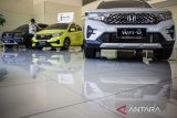 Pekerja membersihkan kaca mobil yang dijual di showroom Honda IBRM Cimahi, Jawa Barat, Rabu (9/7/2025). Gabungan Industri Kendaraan Bermotor Indonesia (Gaikindo) mencatat penjualan mobil nasional secara grosir (whole sales) pada Juni 2025 sebesar 57.760 unit atau turun 22,6 persen secara year-on-year (yoy) dibandingkan Juni 2024 yang mencapai 74.615 unit, sedangkan penjualan mobil secara ritel atau dari dealer ke konsumen sebesar 61.647 unit atau turun 12,3 persen yoy dibandingkan periode yang sama tahun sebelumnya yang mencapai 70.290 unit. ANTARA FOTO/Abdan Syakura/agr