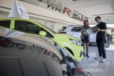 Pramuniaga memberikan informasi kendaraan kepada konsumen di showroom Honda IBRM Cimahi, Jawa Barat, Rabu (9/7/2025). Gabungan Industri Kendaraan Bermotor Indonesia (Gaikindo) mencatat penjualan mobil nasional secara grosir (whole sales) pada Juni 2025 sebesar 57.760 unit atau turun 22,6 persen secara year-on-year (yoy) dibandingkan Juni 2024 yang mencapai 74.615 unit, sedangkan penjualan mobil secara ritel atau dari dealer ke konsumen sebesar 61.647 unit atau turun 12,3 persen yoy dibandingkan periode yang sama tahun sebelumnya yang mencapai 70.290 unit. ANTARA FOTO/Abdan Syakura/agr